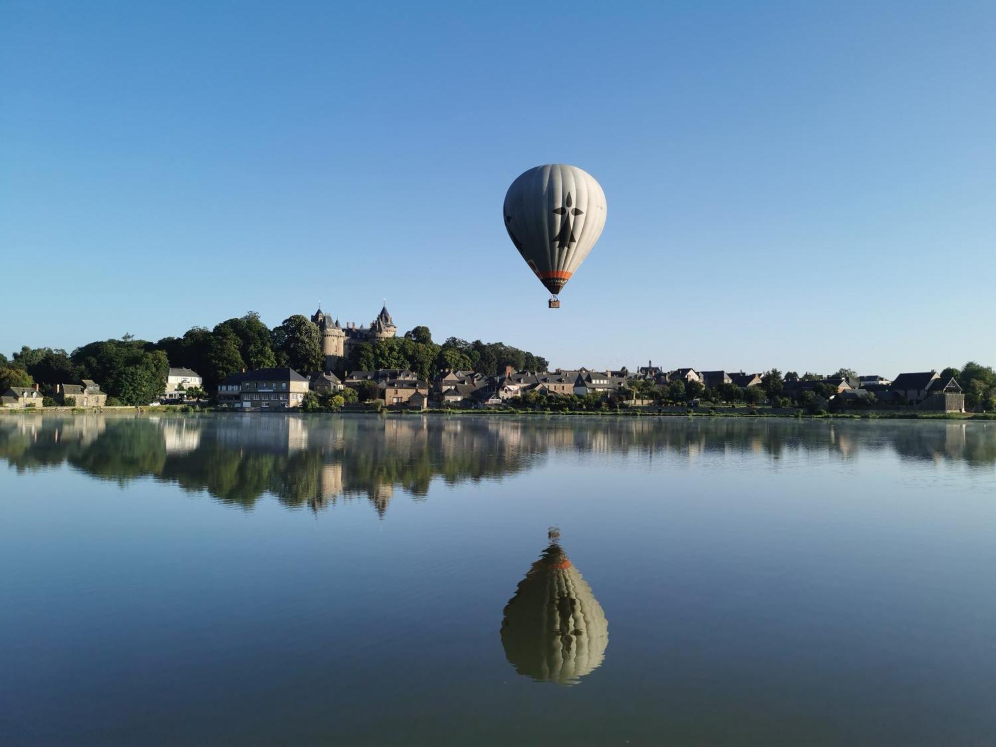 Hotel Restaurant Du Lac Combourg Buitenkant foto