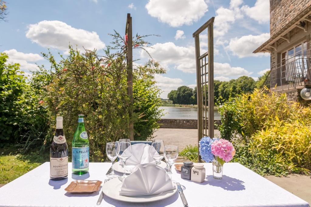 Hotel Restaurant Du Lac Combourg Buitenkant foto