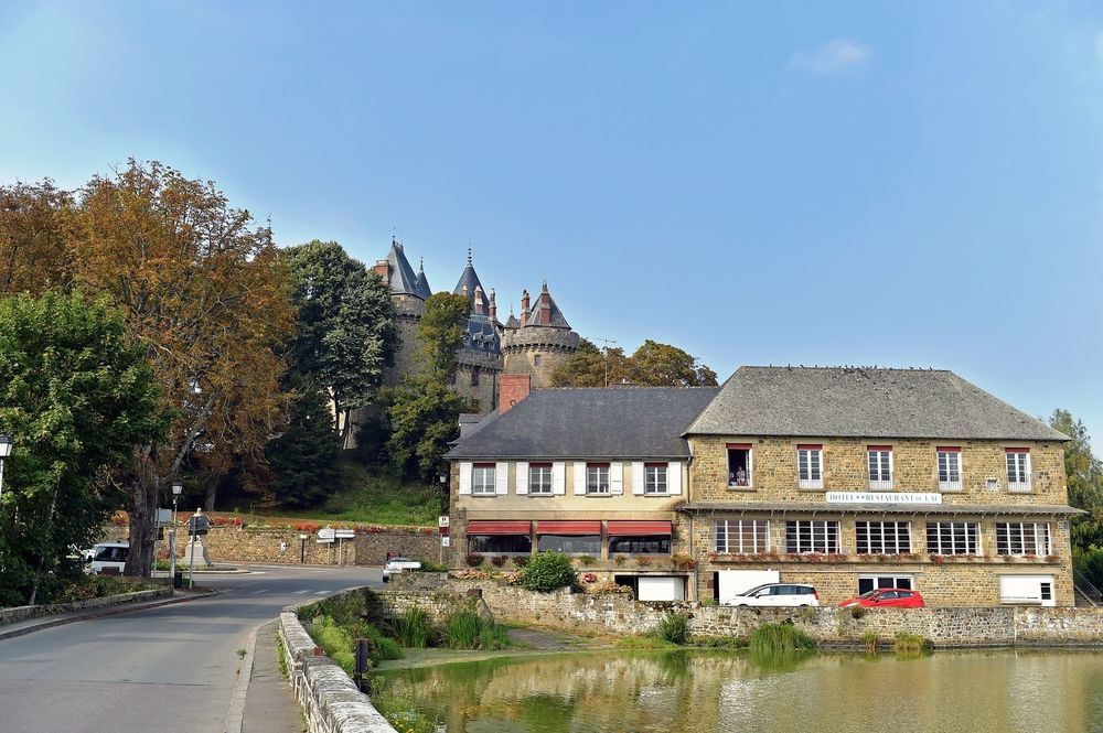 Hotel Restaurant Du Lac Combourg Buitenkant foto